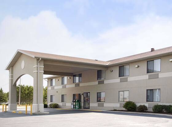 Super 8 by Wyndham Park Rapids is a family friendly hotel in Park Rapids, Minnesota (MN)