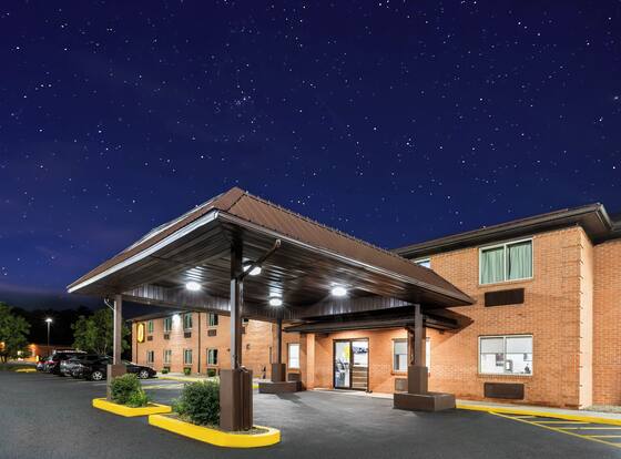 Super 8 by Wyndham Fairmont is a family friendly hotel in Fairmont, West Virginia (WV)
