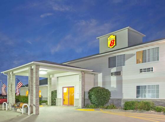 Super 8 by Wyndham Clarinda is a family friendly hotel in Clarinda, Iowa (IA)