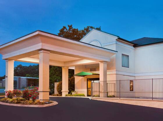 Super 8 by Wyndham Ft. Oglethorpe GA/Chatt TN Area is a family friendly hotel in Fort Oglethorpe, Georgia (GA)