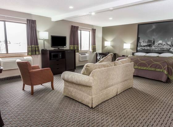 Super 8 by Wyndham Mundelein/Libertyville Area is a family friendly hotel in Mundelein, Illinois (IL)