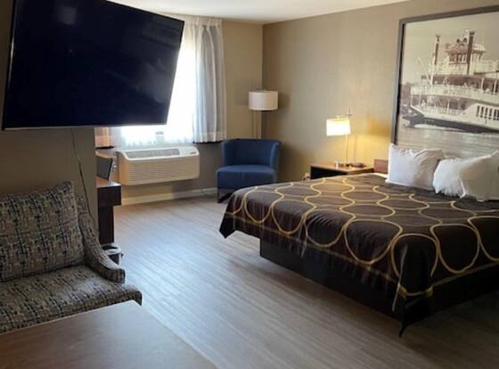 Super 8 by Wyndham Alton is a family friendly hotel in Alton, Illinois (IL)