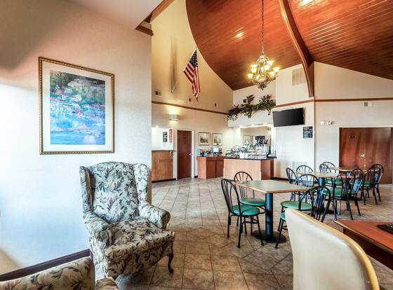 Econo Lodge Inn & Suites is a family friendly hotel in Middletown, Virginia (VA)