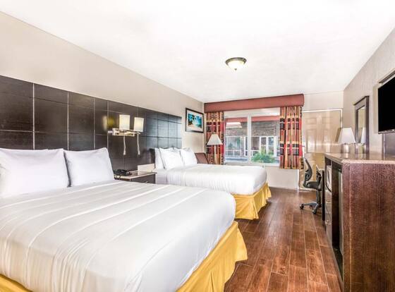 Econo Lodge Inn & Suites is a family friendly hotel in Florida City, Florida (FL)