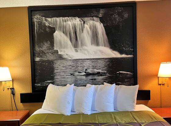 Super 8 by Wyndham Indianapolis/NE/Castleton Area is a family friendly hotel in Indianapolis, Indiana (IN)