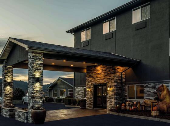 La Quinta Inn & Suites by Wyndham Grants Pass is a family friendly hotel in Grants Pass, Oregon (OR)
