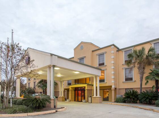 Comfort Suites Port Allen - Baton Rouge is a family friendly hotel in Port Allen, Louisiana (LA)