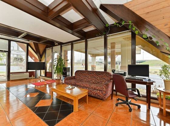 Econo Lodge - Perry National Fair Ground Area is a family friendly hotel in Perry, Georgia (GA)
