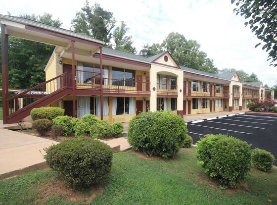 Sleep well Inn and Suites is a family friendly hotel in Pilot Mountain, North Carolina (NC)
