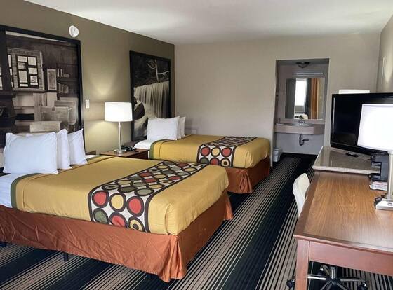 Deluxe Inn & Suites is a family friendly hotel in Junction City, Kansas (KS)