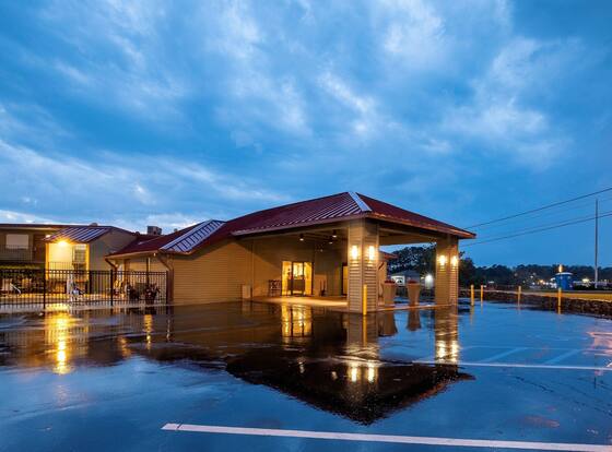 Red Roof Inn Dothan is a family friendly hotel in Dothan, Alabama (AL)