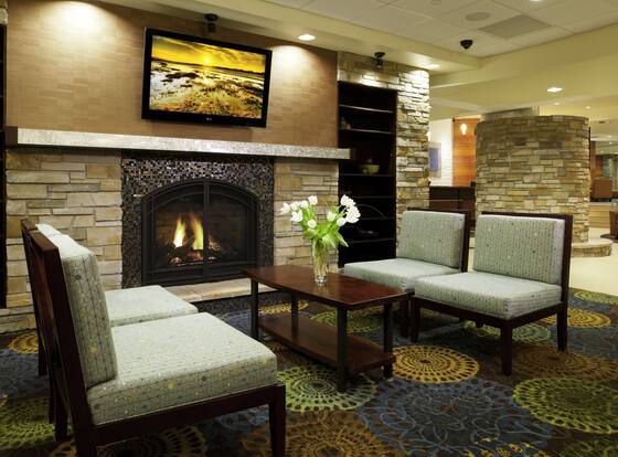 Holiday Inn Express & Suites Pittsburgh West - Greentree by IHG is a family friendly hotel in Pittsburgh, Pennsylvania (PA)
