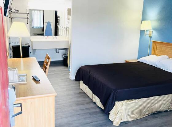 Super 8 by Wyndham Fort Scott is a family friendly hotel in Fort Scott, Kansas (KS)