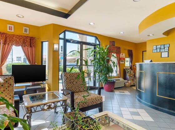 Econo Lodge Inn & Suites near Chickamauga Battlefield is a family friendly hotel in Fort Oglethorpe, Georgia (GA)