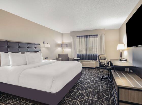 La Quinta Inn & Suites by Wyndham Evansville is a family friendly hotel in Evansville, Indiana (IN)