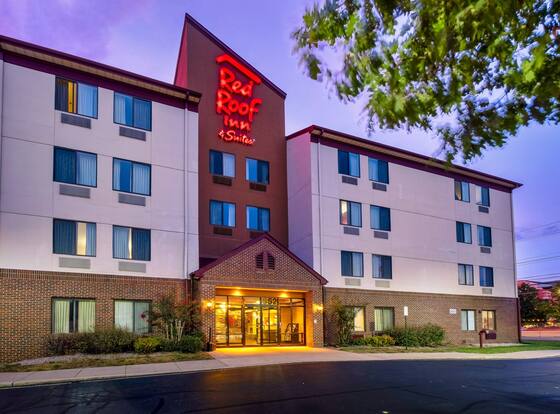 Red Roof Inn & Suites Dover Downtown is a family friendly hotel in Dover, Delaware (DE)