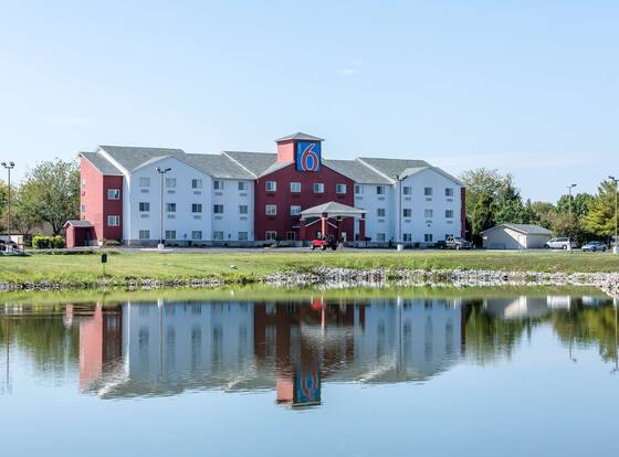 Motel 6 Indianapolis, IN - Southport is a family friendly hotel in Indianapolis, Indiana (IN)