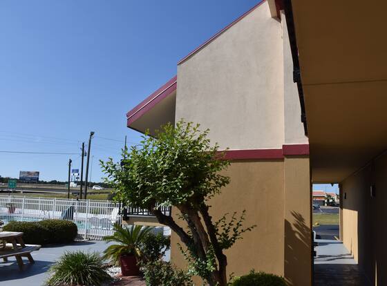 Super 8 by Wyndham Tifton is a family friendly hotel in Tifton, Georgia (GA)