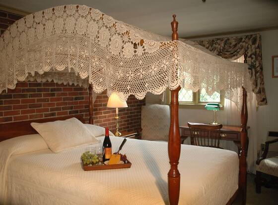 Lamie's Inn and The Old Salt Restaurant is a family friendly hotel in Hampton Beach, New Hampshire (NH)