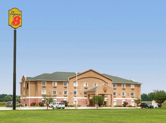 Super 8 by Wyndham Grayville is a family friendly hotel in Grayville, Illinois (IL)