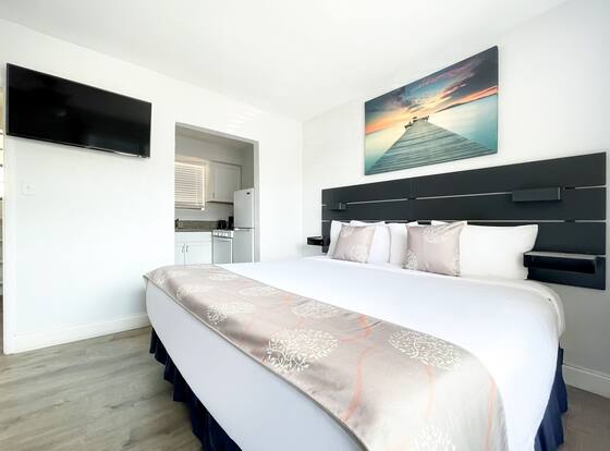 Silver Spray Motel is a family friendly hotel in Hollywood, Florida (FL)