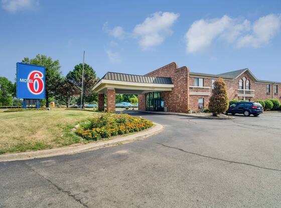 Motel 6 Waukegan, IL is a family friendly hotel in Waukegan, Illinois (IL)