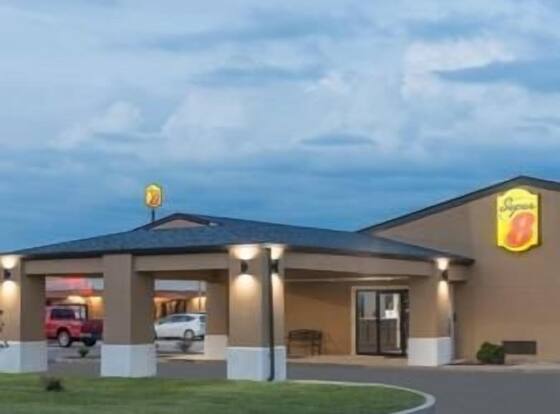 Super 8 by Wyndham Charleston/Sikeston East MO is a family friendly hotel in Charleston, Missouri (MO)