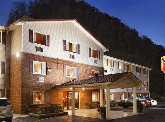 Super 8 by Wyndham Prestonsburg is a family friendly hotel in Prestonsburg, Kentucky (KY)