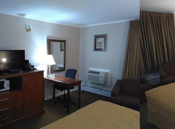 Harbor Base Pineapple Inn is a family friendly hotel in Newport, Rhode Island (RI)