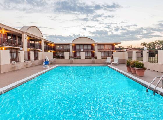 Days Inn by Wyndham Hillsboro TX is a family friendly hotel in Hillsboro, Texas (TX)