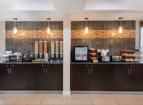 La Quinta Inn & Suites Summersville / New River National Park is a family friendly hotel in Summersville, West Virginia (WV)