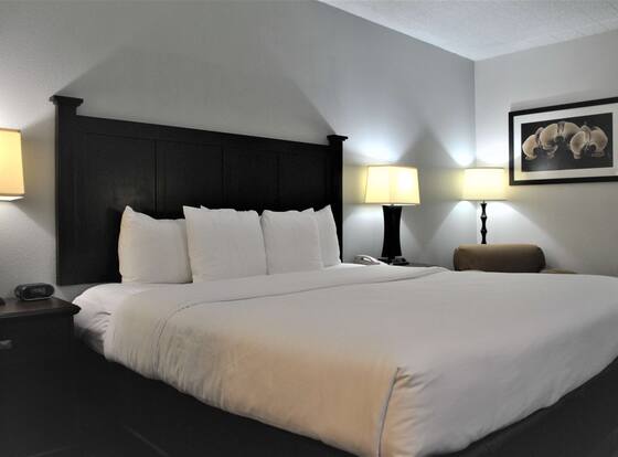Best Western Paramus Hotel & Suites is a family friendly hotel in Paramus, New Jersey (NJ)
