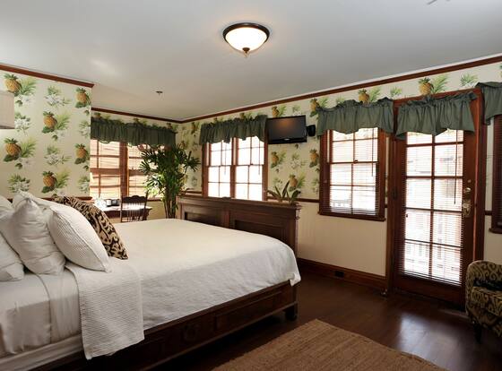 Lahaina Inn is a family friendly hotel in Lahaina, Hawaii (HI)