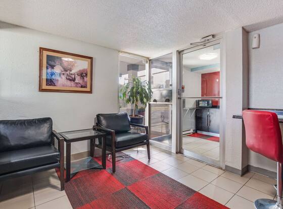 Econo Lodge Inn & Suites is a family friendly hotel in Terre Haute, Indiana (IN)
