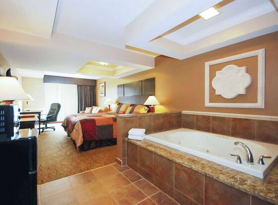 Econo Lodge Inn & Suites Old Saybrook Westbrook is a family friendly hotel in Old Saybrook Center, Connecticut (CT)