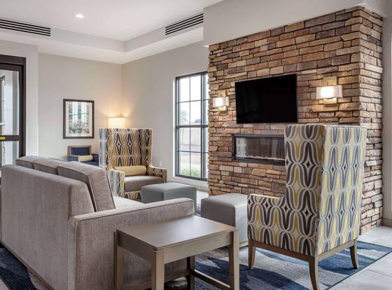 Comfort Suites Scottsdale Talking Stick Entertainment District is a family friendly hotel in Scottsdale, Arizona (AZ)