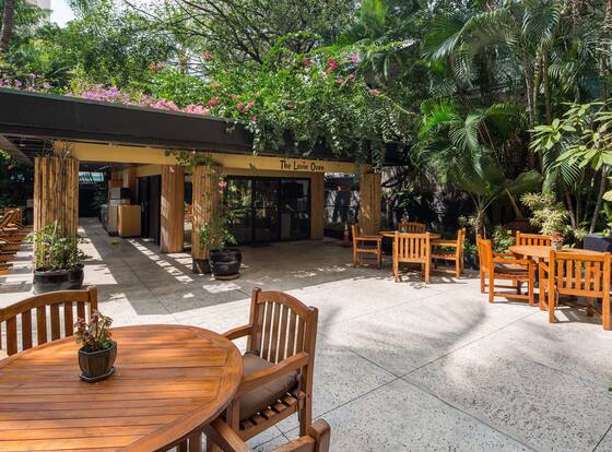 Gorgeous One Bedroom Bamboo Blocks from the Beach by RedAwning is a family friendly hotel in Honolulu, Hawaii (HI)
