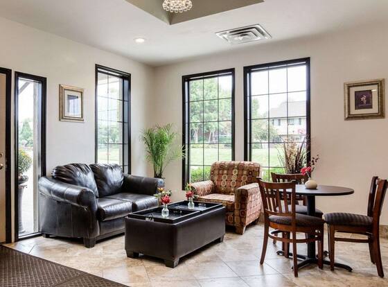 Econo Lodge University is a family friendly hotel in Lawrence, Kansas (KS)