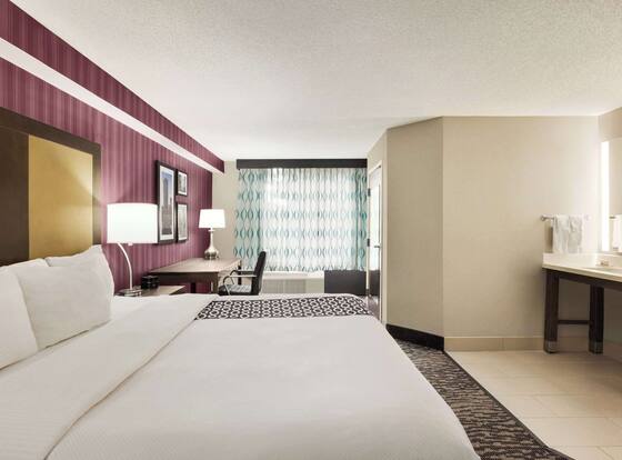 La Quinta Inn & Suites by Wyndham Newark - Elkton is a family friendly hotel in Elkton, Maryland (MD)