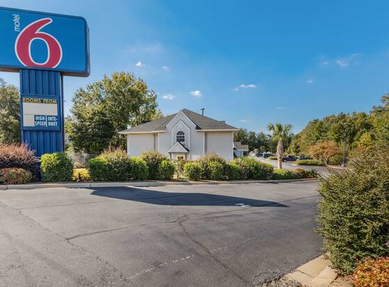 Motel 6 Simpsonville, SC - Greenville is a family friendly hotel in Simpsonville, South Carolina (SC)