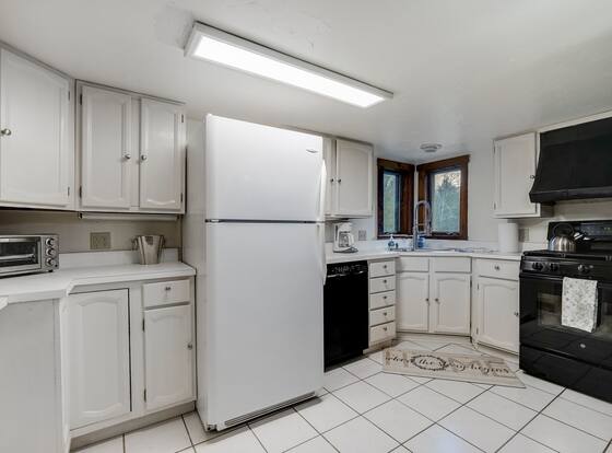 Killington Mountain Home! HotTub & 5 min to Skiing! 3 Bedroom Home by RedAwning is a family friendly hotel in Killington Village, Vermont (VT)