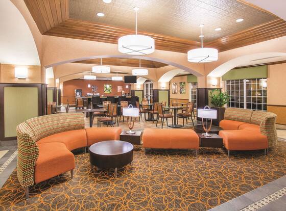 La Quinta Inn & Suites by Wyndham Bentonville is a family friendly hotel in Bentonville, Arkansas (AR)