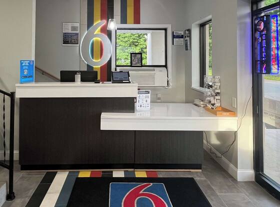 Motel 6 East Windsor, NJ - Hightstown is a family friendly hotel in Hightstown, New Jersey (NJ)