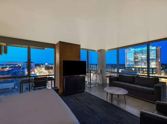 hotelVetro Iowa City, Tapestry Collection by Hilton is a family friendly hotel in Iowa City, Iowa (IA)