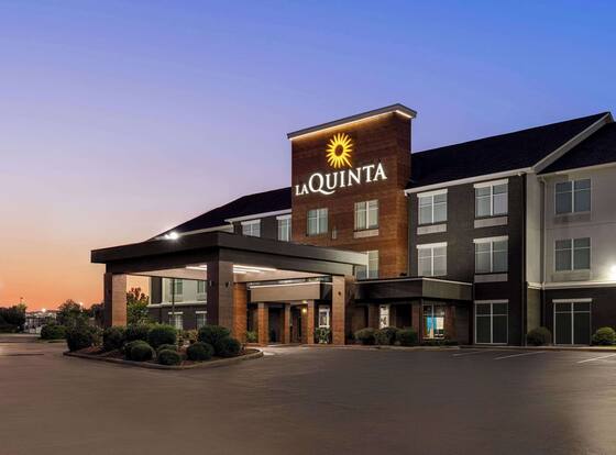 La Quinta Inn & Suites by Wyndham Oxford - Anniston is a family friendly hotel in Oxford, Alabama (AL)