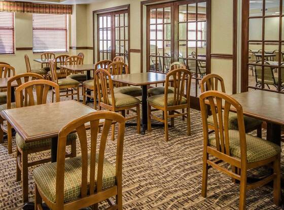 Quality Suites is a family friendly hotel in Jeffersonville, Indiana (IN)