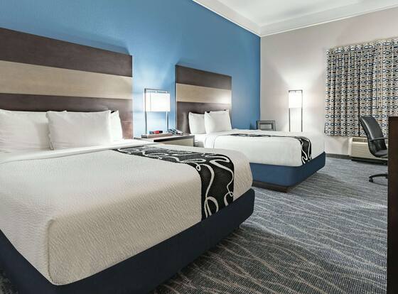 La Quinta Inn & Suites by Wyndham Phoenix I-10 West is a family friendly hotel in Phoenix, Arizona (AZ)