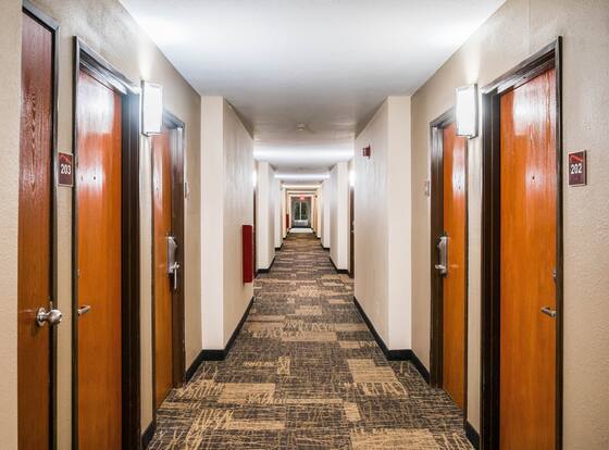 Red Roof Inn Spartanburg – I-26 is a family friendly hotel in Valley Falls, South Carolina (SC)