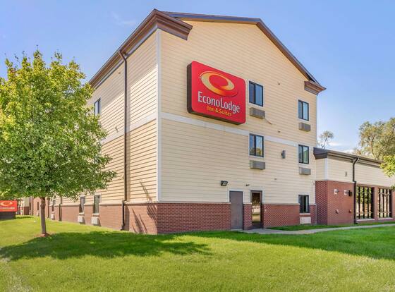 Econo Lodge Inn & Suites Fairgrounds is a family friendly hotel in Des Moines, Iowa (IA)