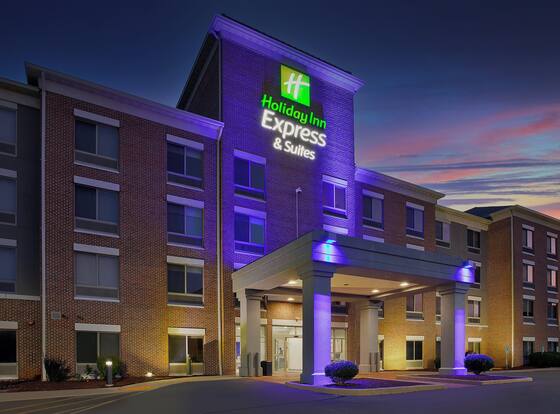 Holiday Inn Express And Suites Milwaukee Nw Park Place by IHG is a family friendly hotel in Milwaukee, Wisconsin (WI)
